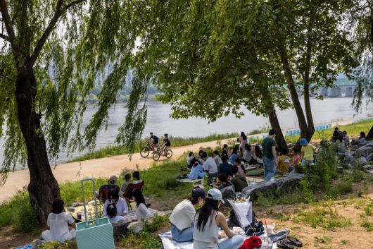 노들섬에서 피크닉을 즐기는 시민들 / 사진=서울관광재단