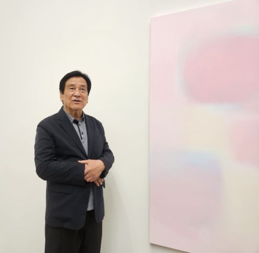 서승원 화백이 자신의 개인전이 열리고 있는 PKM갤러리에서 작품에 대해 설명하고 있다. 송경은 기자