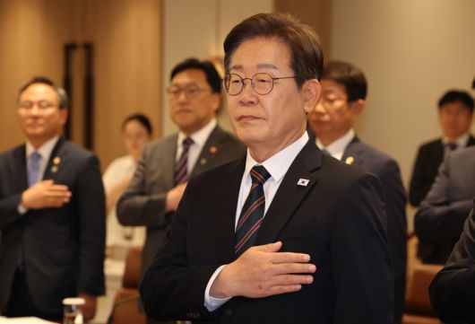 이재명 대통령이 9일 오전 서울 용산 대통령실에서 열린 2차 비상경제점검태스크포스(TF) 회의에서 국민의례를 하고 있다. [김호영 기자]