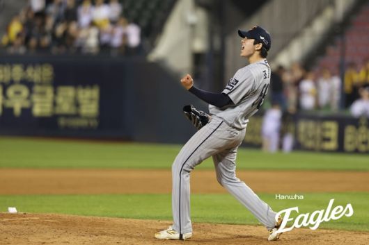 5월 28일 잠실 LG전에서 데뷔 첫 세이브를 올린 뒤 포효하는 조동욱. 사진=한화 제공