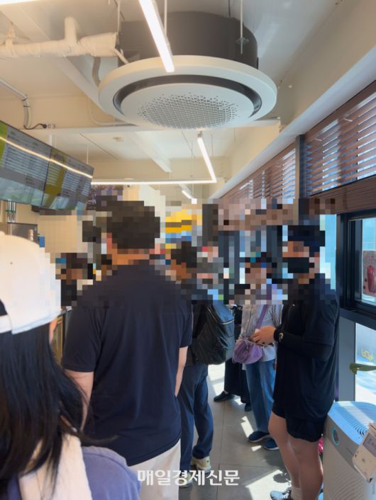 12일 오후 방문한 경기 부천의 한 빽다방 매장 안에는 손님들로 북적였다. [변덕호 기자]