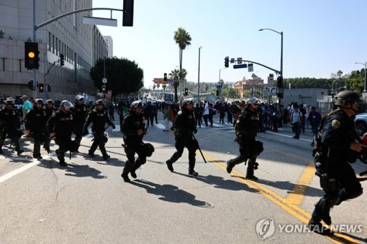 10일 LA 다운타운에서 시위 관리 중인 경찰들 [로이터 = 연합뉴스]