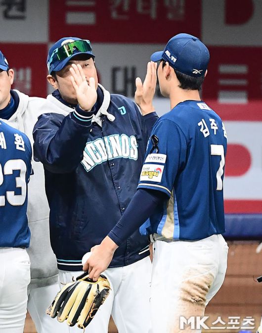 이호준 감독과 김주원. 사진=김영구 기자