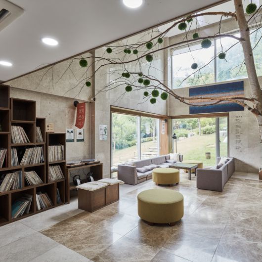 숲속 서재로 꾸민 ‘춘하서가’ / 사진=선마을