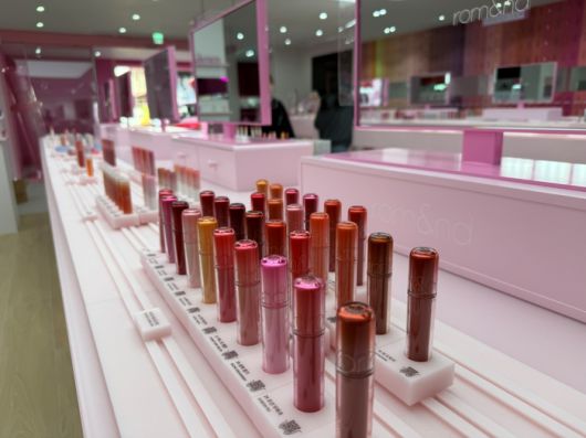 롬앤의 핑크오피스 매장에는 롬앤이 출시한 300여가지 제품이 모두 진열돼 고객이 자유롭게 체험할 수 있다. <롬앤>