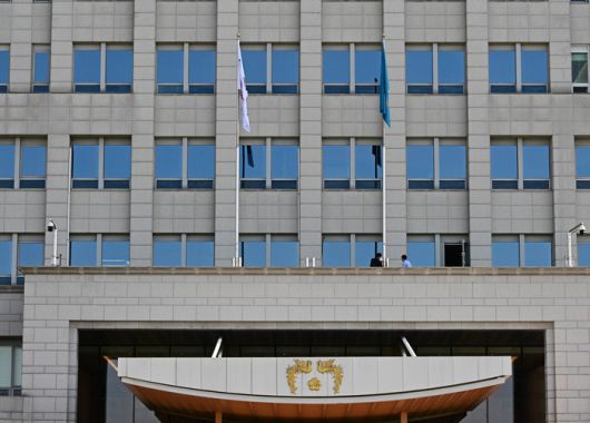 이재명 대통령 임기 첫날인 4일 서울 용산 대통령실청사에서 봉황기가 게양되고 있다. [이승환 기자]