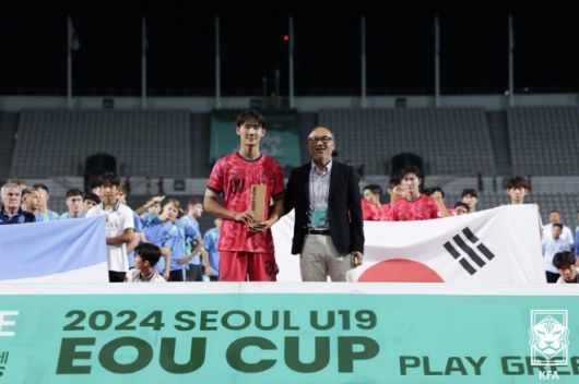 U-20 대표팀 핵심 수비수로 활약 중인 신민하(사진 왼쪽). 사진=대한축구협회