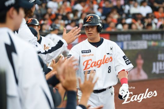 한화 노시환이 12일 대전 두산전에서 홈런을 친 뒤 기뻐하고 있다. 사진=한화 제공