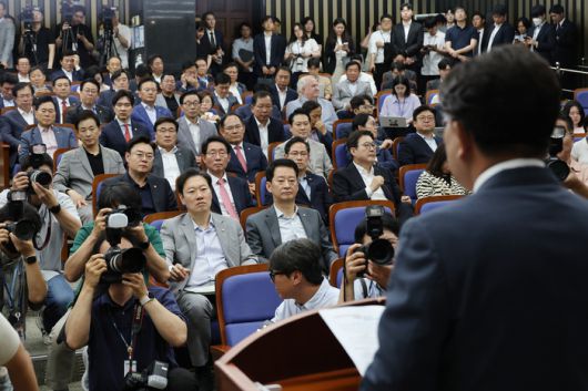 원내대표직 사퇴를 선언한 권성동 국민의힘 원내대표가 지난 9일 서울 여의도 국회에서 열린 의원총회에서 발언하고 있다. [사진 출처 = 연합뉴스]