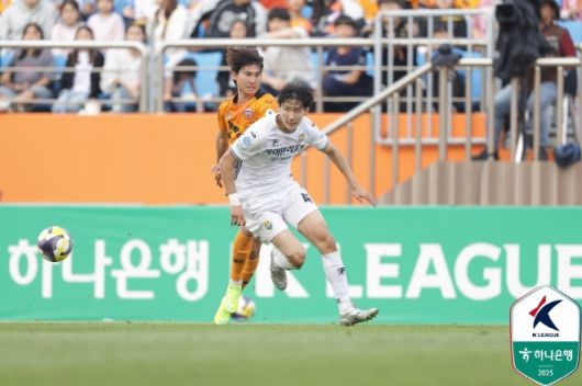 신민하(사진 오른쪽). 사진=한국프로축구연맹