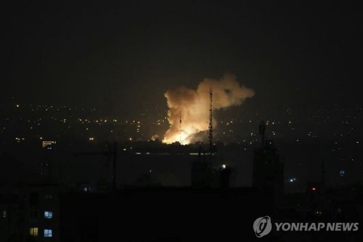 13일(현지시간) 이스라엘의 공습으로 이란 수도 테헤란 시내에 폭발 후 연기가 피어오르고 있다. [사진 = AP 연합뉴스]