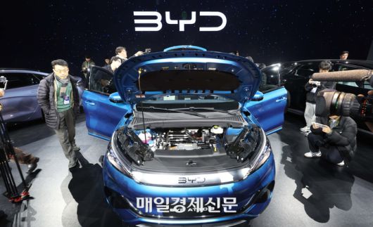 중국 전기차 BYD(비아디) 승용 브랜드 국내 공식 출범을 알리는 미디어 쇼케이스가 인천 중구 상상플랫폼에서 열린 가운데 참석자들이  중형 전기 세단 씰(SEAL, 왼쪽부터), 소형 전기 SUV 아토3(ATTO3), 중형 전기SUV 씨라이언7(SEALION7)을 살펴보고 있다.