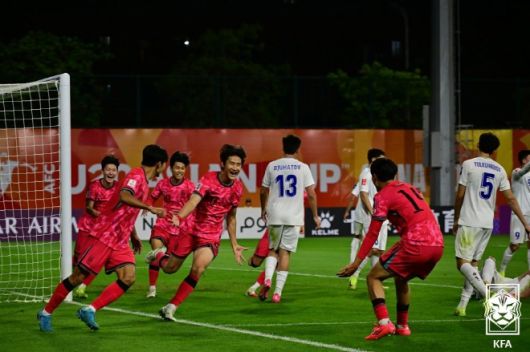 한국의 2025 U-20 월드컵 본선 진출에 앞장선 신민하(사진 오른쪽). 사진=대한축구협회