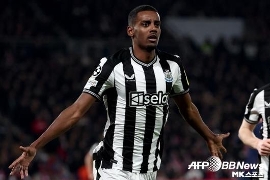 리버풀은 뉴캐슬 유나이티드 간판 스트라이커 알렉산더 이삭도 눈여겨보고 있다. 이삭은 올 시즌 리그 34경기에서 23골 6도움을 기록한 잉글랜드 프리미어리그(EPL) 정상급 공격수다. 다만, 뉴캐슬은 이삭의 이적료로 1억 5천만 파운드(약 2,700억 원)를 고집하고 있다. 리버풀은 이삭 영입엔 이 금액을 투자할 순 없다는 생각이다. 사진(파리 프랑스)=AFPBBNews=News1