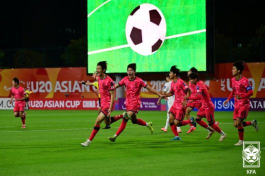 신민하(사진 맨 왼쪽). 사진=대한축구협회