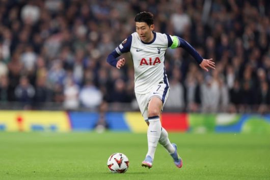 영국 ‘TBR 풋볼’은 12일 “토마스 프랭크 감독이 곧 토트넘 지휘봉을 잡을 것”이라며 “프랭크 감독의 첫 번째 임무가 손흥민의 거취를 결정하는 것”이라고 전했다. 이어 “손흥민은 엄청난 관심을 받고 있다. 사우디아라비아 프로페셔널 리그에서 거부하기 힘든 연봉을 제안받았다. 손흥민이 이적 시장에 나온다면, 빅리그 내 이적도 가능하다. 독일 분데스리가, 이탈리아 세리에 A, 스페인 프리메라리가엔 손흥민에게 관심 있는 구단이 여럿”이라고 했다. 사진=EPA=연합뉴스 제공