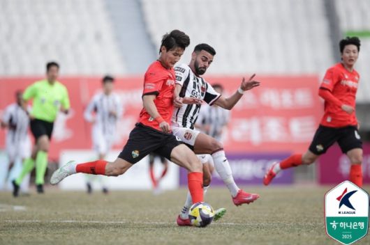 신민하(사진 왼쪽). 사진=한국프로축구연맹