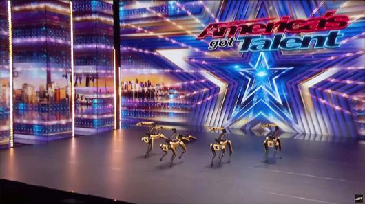 10일 방송된 미국 예능 ‘아메리카 갓 탤런트’에서 보스턴다이나믹스 로봇 개 ‘스팟’이 노래에 맞춰 안무를 선보이고 있다. [사진 출처 = 아메리카 갓 탤런트 유튜브]