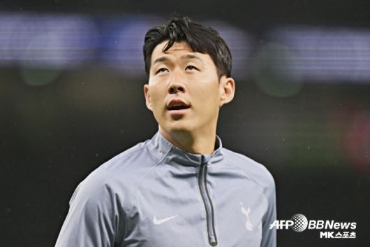 손흥민. 로빈슨은 “프로페셔널 리그가 엄청난 돈을 투자하고 있다. 사우디는 더 이상 은퇴를 앞둔 스타들의 종착지가 아니다. 사우디는 전성기에 접어든 슈퍼스타를 노린다. 손흥민은 냉정하게 전성기가 지난 선수다. 토트넘은 손흥민을 팔더라도 큰 수익을 올리기 어렵다”고 짚었다. 로빈슨은 이어 “토트넘은 손흥민을 붙잡을 것이다. 1년 연장 계약을 체결하지 않을까 싶다. 손흥민은 여전히 경쟁력이 있는 선수다. 현재 토트넘에서 손흥민보다 상징성이 높은 선수는 없다. 상업적 가치가 여전하다는 뜻이다. 손흥민은 올여름 토트넘에 잔류할 것”이라고 예상했다. 사진=AFPBBNews=News1