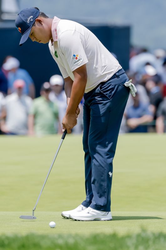 US오픈 첫날 역그립을 잡고 퍼트를 하고 있는 김시우. EPA 연합뉴스