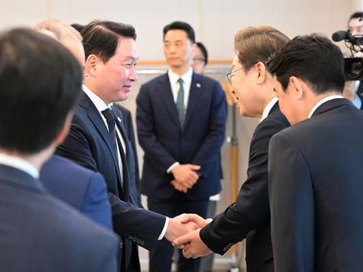 이재명 대통령이 13일 서울 용산 대통령실청사에서 열린 6경제단체와 기업인 간담회에서 최태원 SK 그룹 회장(대한상의회장)과 인사를 나누고 있다. 2025.06.13. [대통령실사진기자단 김호영 기자]