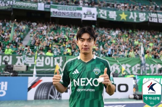 전북 현대 공격수 전진우. 폴란드 매체 ‘트란스페리 인포’는 12일 “폴란드 신흥 강호 라쿠프 쳉스토호바가 한국의 K리그1 전북에서 활약 중인 전진우를 원한다”고 보도했다. 매체는 이어 “라쿠프는 2024-25시즌 폴란드 프로축구 1부 리그 준우승을 차지한 강호다. 라쿠프는 차기 시즌 유럽축구연맹(UEFA) 콘퍼런스리그(UECL) 출전권을 확보한 상태다. 라쿠프는 올여름 전력 보강을 확실하게 하고자 한다”고 했다. 사진=한국프로축구연맹