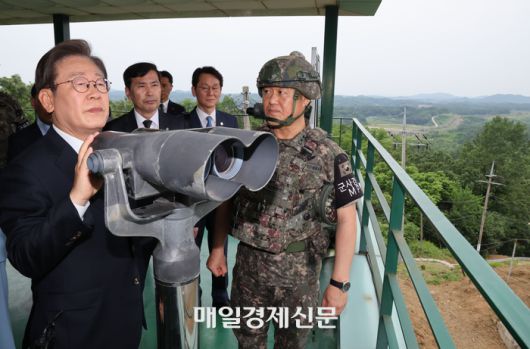 이재명 대통령이 13일 경기 연천군  25사단 비룡전망대를 방문해 망원경으로 북한 지역을 보고 있다. 2025.6.13. [대통령실사진기자단  김호영 기자]