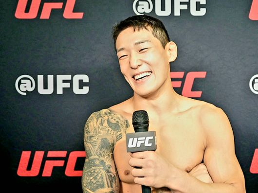 유주상이 2025년 6월 미국 뉴저지주 뉴어크 프루덴셜 센터 UFC 316 공식 포스트 파이트 인터뷰에서 웃으며 대답하고 있다. 사진=TKO