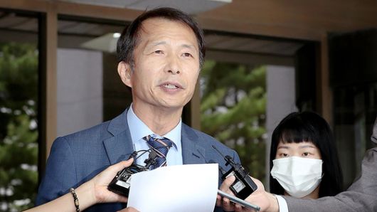 송기호 변호사가 1일 오전 서울 서초구 대법원에서 열린 정보 비공개 처분 취소 청구 상고심에서 원고 패소 판결을 받은 뒤 취재진 질문에 답변하고 있다. 2023.6.1  [사진 = 뉴스1]