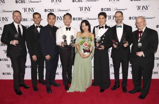 토니상 6관왕 뮤지컬 ‘어쩌면 해피엔딩’을 쓴 박천휴 작가(왼쪽 넷째)가 동료들과 함께 기념촬영을 하고 있다. [사진 출처=EPA연합뉴스]