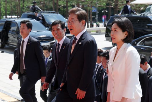 이재명 대통령이 취임 선서를 하기 위해 지난 4일 오전 서울 여의도 국회에 부인 김혜경 여사와 함께 들어서고 있다. [사진 출처 = 국회사진기자단, 연합뉴스]