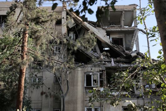 13일(현지시간) 이란 수도 테헤란의 한 건물이 이스라엘의 공격을 받은 뒤 무너진 모습. [사진 출처 = 로이터, 연합뉴스]