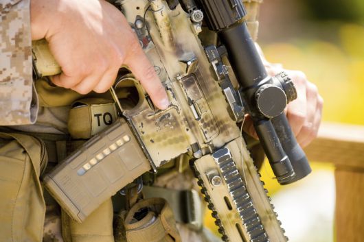 13일(현지시간) 미국 로스앤젤레스(LA)에서 LA 윌셔 연방청사를 방어 중인 해병대원이 M27 소총(HK416)을 들고 있는 모습. [사진 출처 = AP, 연합뉴스]