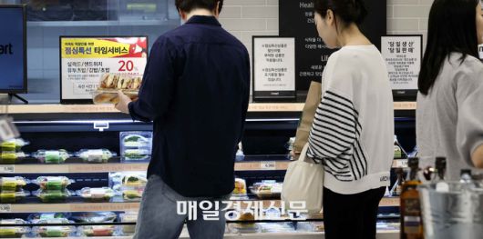 서울 영등포구에 있는 대형마트의 간편식 판매대에서 시민들이 제품을 살펴보고 있다. 김호영 기자