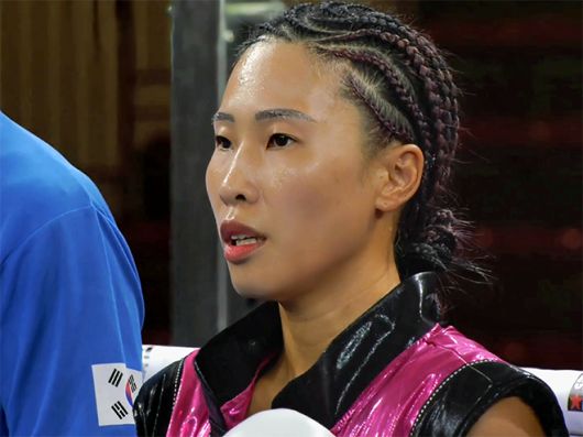 2025년 6월 이탈리아 노바라 ‘팔라이고르 고르곤촐라’ 세계복싱협회 여자 플라이급 골드타이틀매치 시작 전 태극기에 경례하며 애국가를 부르고 있다. 박혜수는 WBA 라이트플라이급 아시아 챔피언이다. 사진=이탈리아복싱연맹(Federazione Pugilistica Italiana) 영상 화면