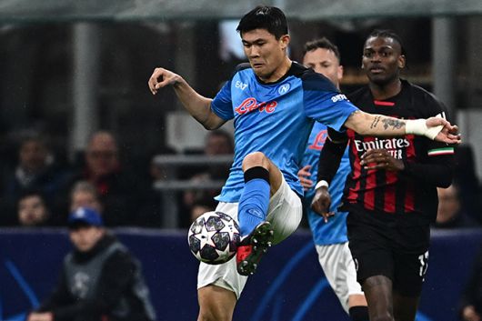 한국 축구 대표팀 수비수 김민재가 나폴리 유니폼을 입고 새로운 역사를 쓰기도 했다. 김민재는 2022-23시즌 나폴리 유니폼을 입고 세리에 A 35경기에서 2골 2도움을 기록했다. 김민재는 이 시즌 나폴리의 리그 우승을 이끌면서 세계 최정상급 수비수로 올라섰다. 나폴리가 리그에서 우승컵을 들어 올린 건 고 마라도나가 중심을 잡았던 1989-90시즌 이후 처음이었다. 사진=AFP=연합뉴스