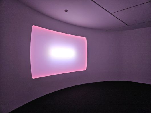 제임스 터렐 ‘Longing, Wide Elliptical Curved Glass’(2021). 송경은 기자