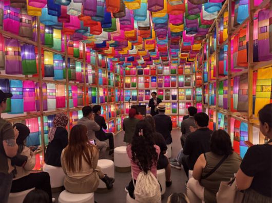 지난달 23일 필리핀 마닐라 주필리핀 한국문화원에서 열린 ‘2025 한국의 빛, 진주실크등’ 전시 개막식에서 참석자들이 실크유등에 대해 설명을 듣고 있다. [사진 = 진주시]