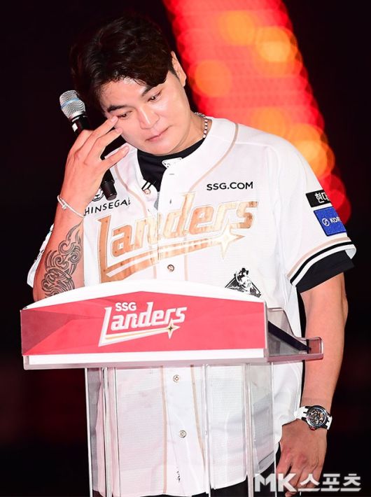 추신수가 은퇴식에서 눈물을 감추지 못하고 있다. 사진(인천)=김영구 기자