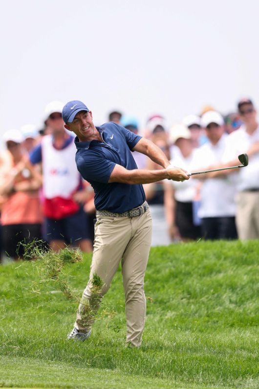 러프에서 탈출하고 있는 로리 매킬로이. AFP 연합뉴스