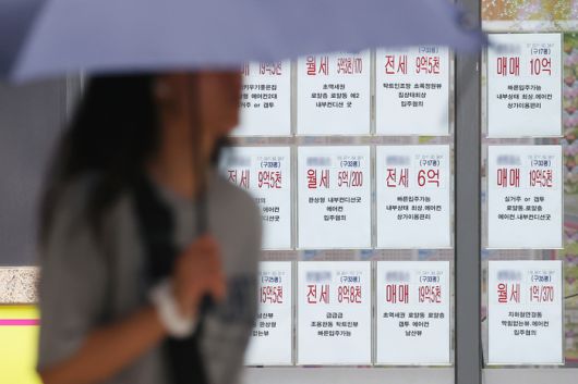 2일 서울 시내 한 부동산 전월세 관련 안내문. [사진 출처 = 연합뉴스]