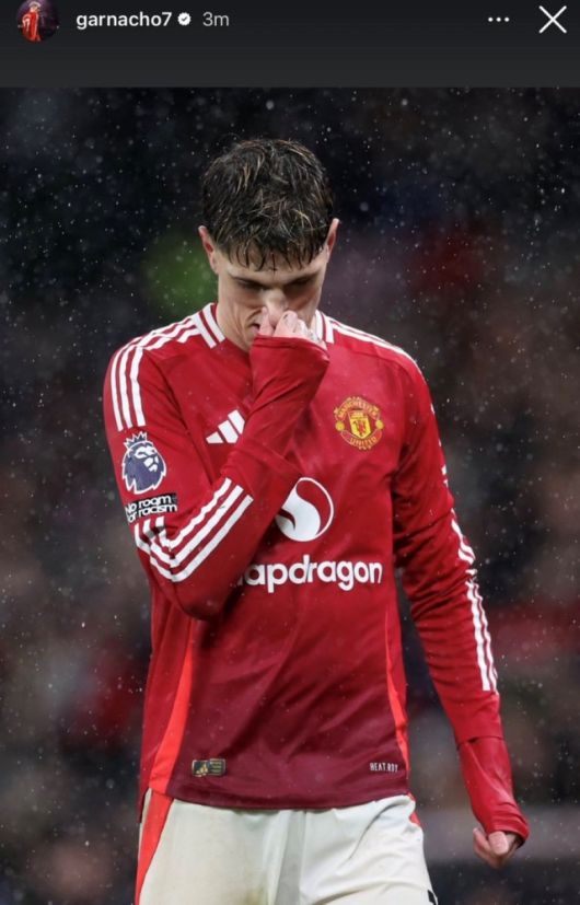 네빌은 가르나초에 대해선 ‘구단과 돌아올 수 없는 강을 건넜다’고 봤다. 가르나초는 2024-25시즌 유럽축구연맹(UEFA) 유로파리그(UEL) 결승전 토트넘 홋스퍼와의 경기에 교체로 나선 것에 공개적으로 불만을 토로했다. 네빌은 이에 대해 “선수가 공개적으로 감독을 향해 불만을 표출한다면, 구단은 이를 용납해선 안 된다”고 했다. 네빌은 “가르나초는 좋은 재능을 지닌 선수다. 맨유를 떠나더라도 빅리그 빅클럽에서 성공할 수 있는 잠재력이 있다. 맨유가 언젠가 ‘가르나초를 왜 팔았을까’라며 후회할 수도 있을 거다. 하지만, 가르나초는 UEL 결승전 후 구단과 돌아올 수 없는 강을 건넜다”고 했다. 사진=알레한드로 가르나초 SNS