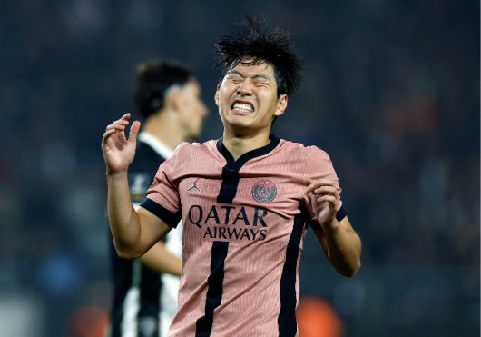 프랑스 매체 ‘르 파리지앵’의 크리스토프 베라르드 기자는 PSG가 원하는 이강인의 이적료를 공개했다. 베라르드 기자는 “PSG는 터무니없는 금액을 제시하는 팀이 아니라면 이강인의 이적에 관한 협상을 이어갈 계획이다. PSG는 이강인의 이적료로 2,500만 유로(한화 약 394억 원)에서 3,000만 유로(약 473억 원)를 생각하고 있다”고 했다. 베라르드 기자는 덧붙여 “PSG와 나폴리는 이전부터 아주 좋은 관계를 유지하고 있다. 나폴리는 PSG가 원하는 금액을 지급할 것으로 보인다. 나폴리는 PSG로 향한 흐비차 크바라츠헬리아의 이적 공백을 이강인으로 메우고자 한다”고 했다. 사진=REUTERS=연합뉴스