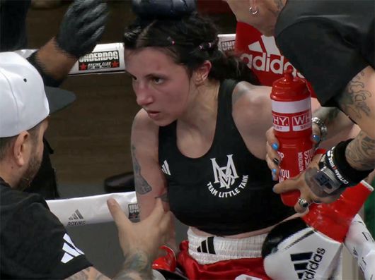 마르티나 베르닐레가 2025년 6월 이탈리아 노바라 ‘팔라이고르 고르곤촐라’ 세계복싱협회 여자 플라이급 골드 챔피언결정전에서 세컨드 지시를 듣고 있다. 베르닐레는 EBU 플라이급 챔피언을 지냈다. 사진=이탈리아복싱연맹(Federazione Pugilistica Italiana) 영상 화면