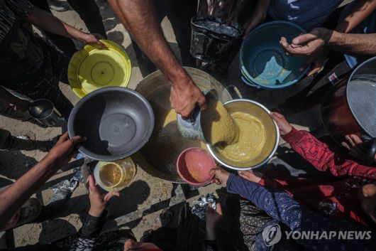 배급받는 가자주민들 [사진 = EPA 연합뉴스]