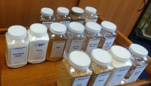 마닐드라그룹이 제분공장에서 밀을 이용해 만든 다양한 소재 샘플들.