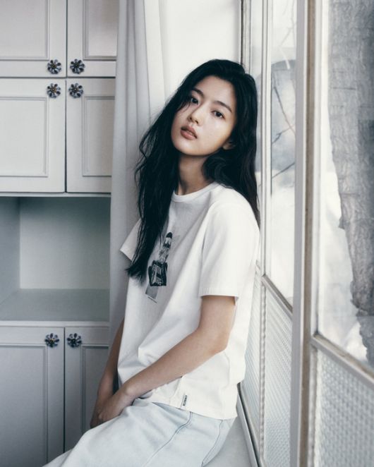 매니지먼트숲은 16일 공식 SNS를 통해 신은수의 새로운 프로필을 공개했다. 배우 신은수의 다양한 면면을 그려내는 큰 틀 안에서 화보적으로 풀어낸 이번 프로필은 신은수 특유의 매력이 아낌없이 담겨있다.