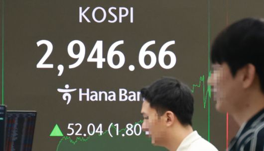 코스피가 3년 5개월 만에 2940선을 회복한 16일 서울 중구 하나은행 딜링룸 스크린에 지수가 표시돼 있다. [이충우 기자]