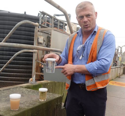 마닐드라그룹이 제분공장 옆에서 운영하고 있는 폐수정화처리시설 관리자가 공장 폐수를 정화해 만든 식수 수준의 물을 보여주고 있다. 이 물은 다시 공장으로 들어가 각종 소재를 만드는 데 사용된다.