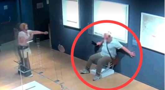 한 남성이 전시 중이던 의자에 앉았고, 해당 의자를 파손했다. [사진 = 페이스북 @Palazzo Maffei Verona]